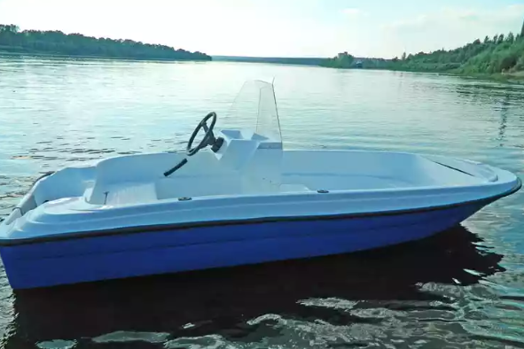 Стеклопластиковая лодка Пингвин с консолью (тримаран) в Ярославле