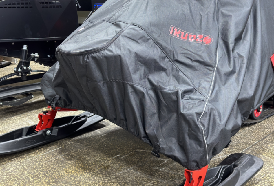 Чехол транспорт. снегохода IKUDZO HUNTER черно-красный Оксфорд ПРЕМИУМ качества с лого IKUDZO в Ярославле